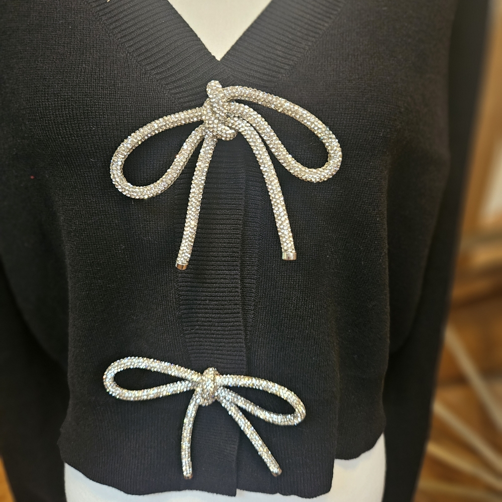 Belledini  Elegant Black V-Neck Sweater with Bow Details - Picture 4 of 10